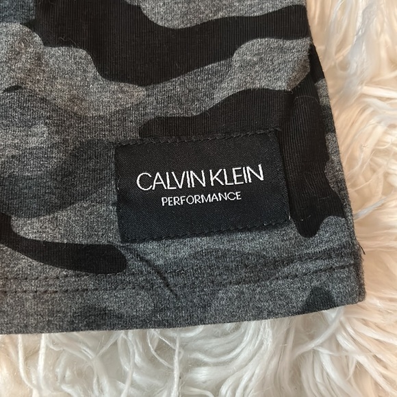 NWT, Calvin Klein Performance, girls short sleeve camo tee in gray/black‎ - Picture 2 of 8